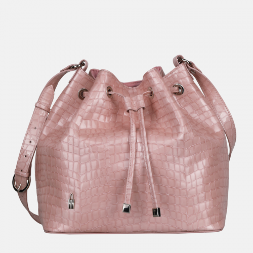 Różowa torebka skórzana typu worek z krokodylim wzorem