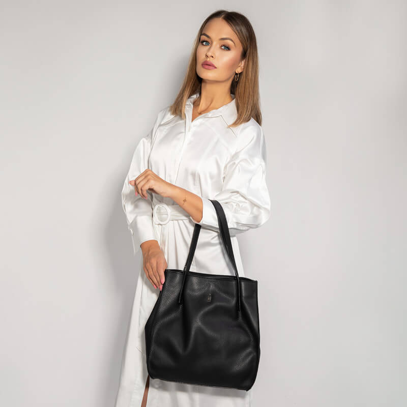 Modelka z czarną torebką damską w stylizacji na lato