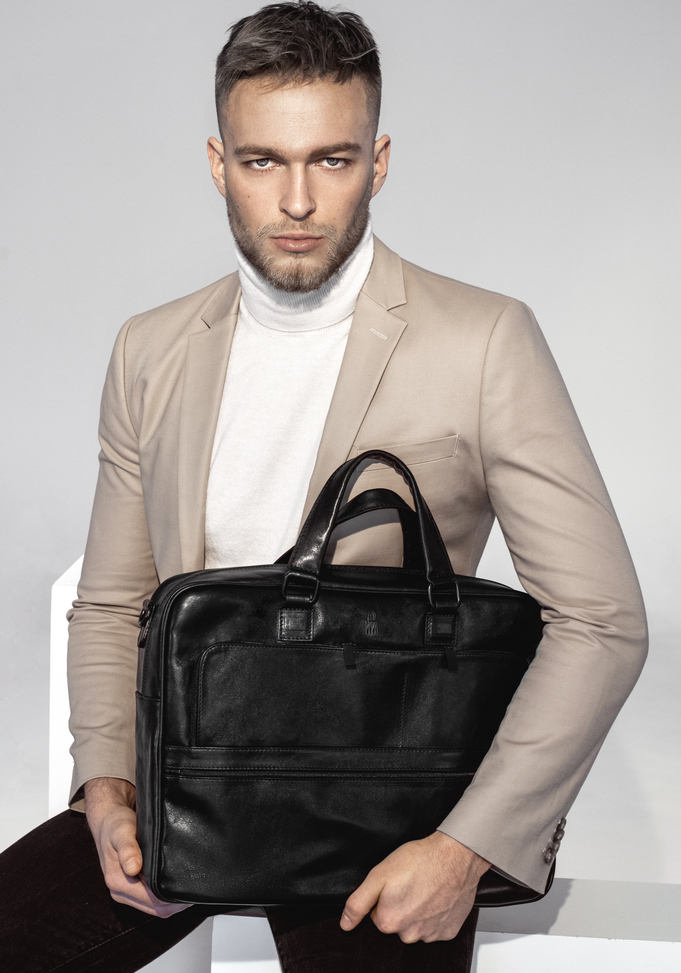 Model z męską aktówką skórzaną Wojewodzic