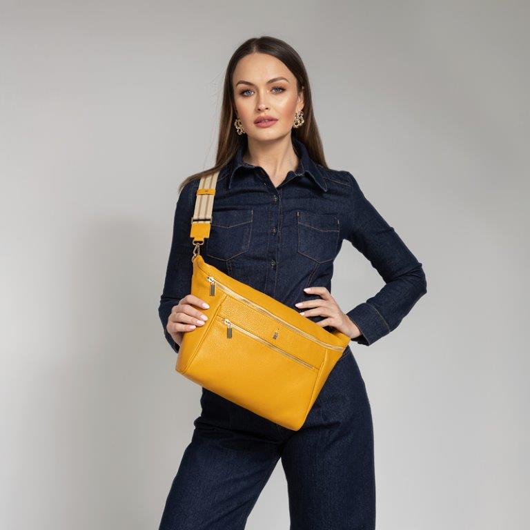 Modelka z bardzo dużą nerką damską crossbody RITA