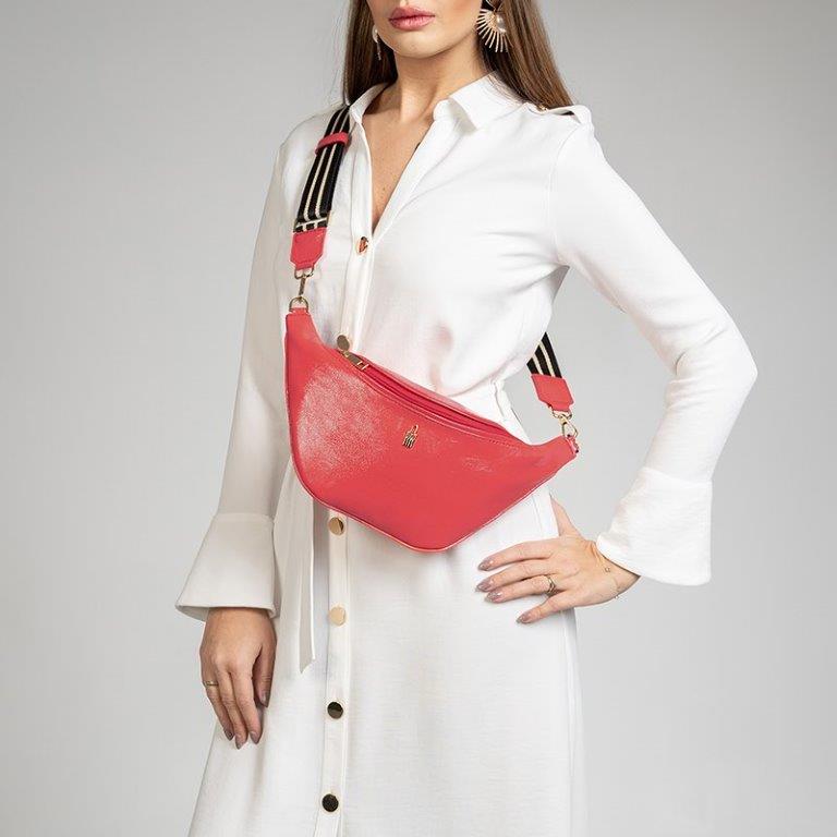 Modelka z dużą koralową nerką damską crossbody CAPRI