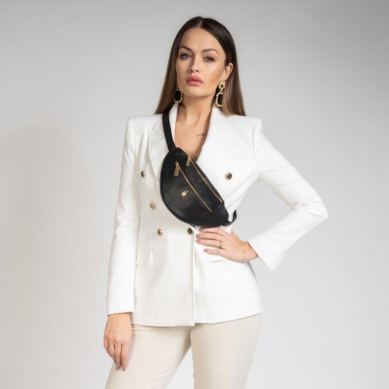Modelka z małą czarną nerką damską skórzaną LAYLA
