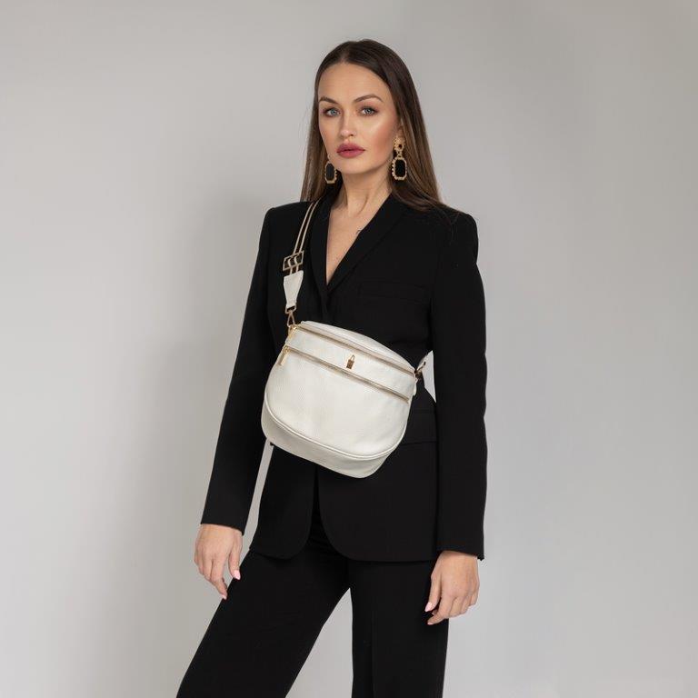 Modelka ze średnią damską białą nerką skórzaną crossbody INEZ
